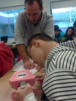 Momento de practicar como frotar los dientes durante la limpieza.